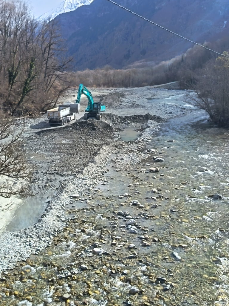 Travaux de curage de la Séveraisse à St Jacques en Valgaudemar
